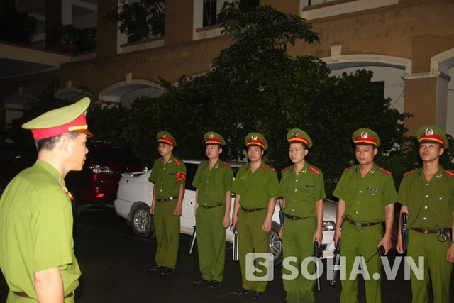 	Các cán bộ, chiến sỹ của Đại đội 8, trung đoàn cảnh sát cơ động Hà Nội tập trung, chuẩn bị cho hành trình tham gia bảo vệ đề thi, bài thi đợt 2 kỳ thi ĐH 2013.