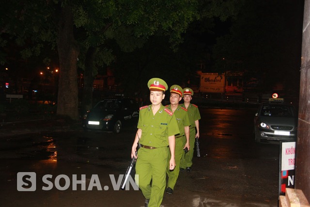 Các cán bộ chiến sỹ cảnh sát cơ động đại đội 8, trung đoàn cảnh sát cơ động Hà Nội bắt đầu hành quân vào nhận nhiệm vụ tại Hội đồng thi trường ĐH Công đoàn.