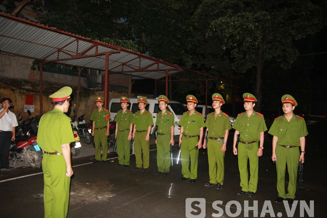 Đúng 3 giờ sáng, dưới sân trụ sở đại đội 8, Trung tá Trần Đăng Chiến, Đại đội trưởng đại đội 8, Trung đoàn cảnh sát cơ động đã có mặt kiểm tra, dặn dò các cán bộ, chiến sỹ trước giờ lên đường.