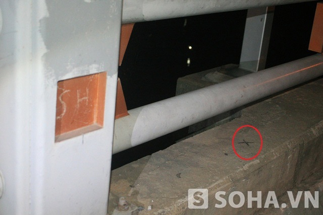 Vết sơn đen đánh dấu chéo được lưu lại trên thành cầu.