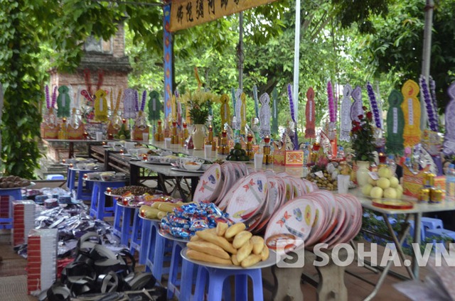 Mọi người đều thành kính, trật tự và cùng cầu nguyện để cầu mong hương linh của các anh hùng liệt sỹ được siêu sinh tịnh độ.