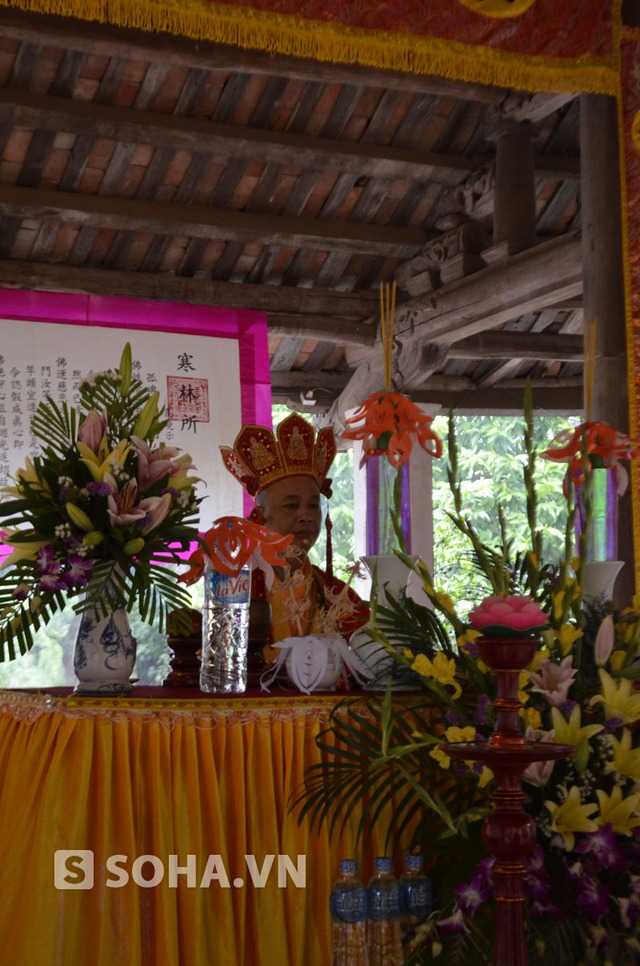 Thượng toạ Thích Thanh Hùng (trụ trì chùa Vẽ) đang tiến hành các nghi thức của buổi lễ.