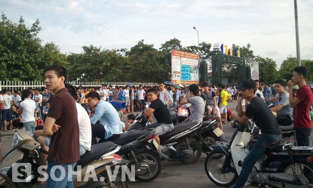 Ngoài lượng người xếp hàng vòng trong còn hàng trăm người đứng ở vòng ngoài chờ và theo dõi cảnh xếp hàng mua vé.