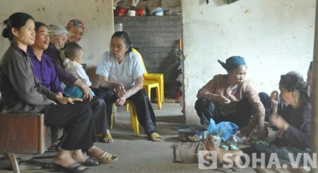 Trong những ngày qua, vẫn có nhiều người dân địa phương cũng như ở các tỉnh, thành khác về thăm, động viên gia đình ông Chấn.