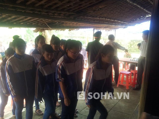 
	Những học sinh Trường THPT Lệ Thủy đến viếng Đại tướng