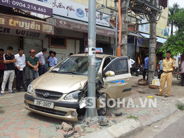 Hà Nội: Taxi nát đầu, kẹt giữa hai trụ điện