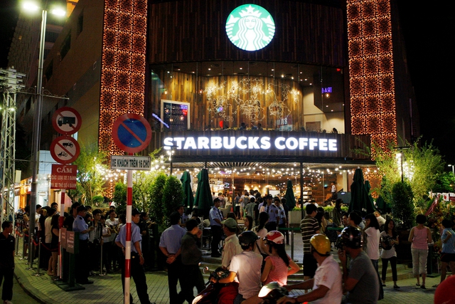 Starbucks điêu đứng vì bị kẹp giữa 2 gọng kìm?