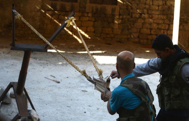 Các thành viên của quân nổi dậy Syria chuẩn bị bắn một trái bom sử dụng súng cao su tự chế ở phía bắc thành phố Aleppo ngày 16/10/2012.