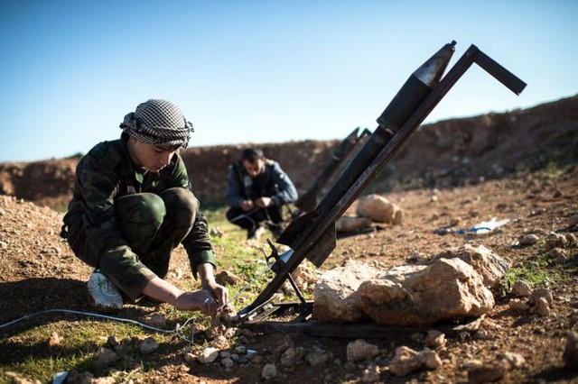 Chuẩn bị tên lửa cho vụ phóng gần cầu Abu Baker ở Albab, cách Aleppo 30 km (16/1/2013).