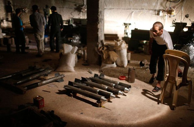 Các binh sĩ quân nổi dậy Syria đứng xung quanh tên lửa tự chế của họ (21/8/2012).