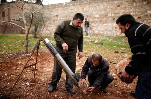 Quân nổi dậy Syria chuẩn bị phóng tên lửa tự chế hướng tới các sân bay quân sự ở phía bắc Aleppo (23/12/2012).