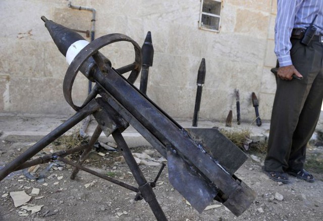 Quân nổi dậy Syria trưng bày nhiều loại vũ khí của họ bao gồm lựu đạn tự chế, các loại tên lửa có gắn đầu đạn.