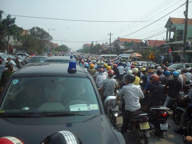 Đoàn xe chở linh cữu Đại tướng còn cách Vũng Chùa khoảng 15km