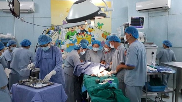 Đến 16h45 ngày 26/11 ca phẫu thuật kết thúc, hai cháu bé được tách thành công (ảnh Trương Quang Định)
