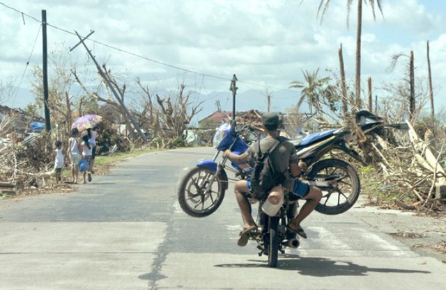 Một chiếc xe hết xăng được chở trên một chiếc khác trên đường đi thành phố Ormoc, cách Tacloban hơn 100km.