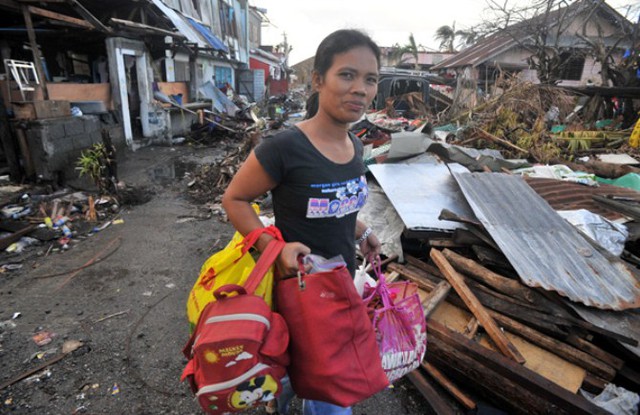 Người phụ nữ này chuẩn bị lên đường rời khỏi Tacloban.