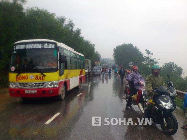 
	Vụ tai nạn xảy ra trong trời mưa và ở đoạn đường cua nên đã khiến giao thông qua đây bị ách tắc cục bộ.