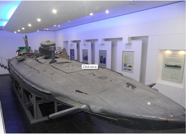  	Tàu bán ngầm là loại vũ khí đặc biệt mà hải quân quân đội Triều Tiên chế tạo được trong suốt quá trình phát triển quân sự của mình. Một nửa thân của nó chìm dưới nước, chỉ lộ ra phần đỉnh của đài quan sát. Loại tàu này có thiết kế thân tàu kiểu đường vân cong tốc độ cao. Kích cỡ tàu khá nhỏ lại dẹt nên nó có ưu thế về tốc độ trên biển. Loại tàu bán ngầm này rất khó bị phát hiện. (Trong ảnh là một chiếc tàu bán ngầm của Triều Tiên bị quân đội Hàn Quốc bắt giữ)
