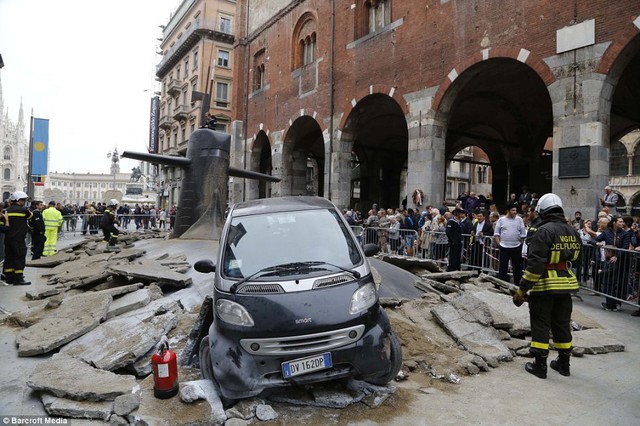 Italia: Sự thật về vụ tàu ngầm trồi lên giữa phố