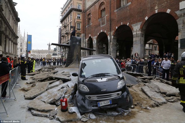 Italia: Sự thật về vụ tàu ngầm trồi lên giữa phố