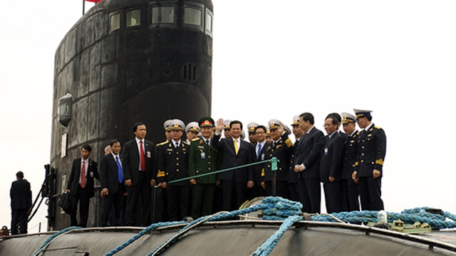  	Thủ tướng Nguyễn Tấn Dũng trên boong tàu ngầm Hà Nội