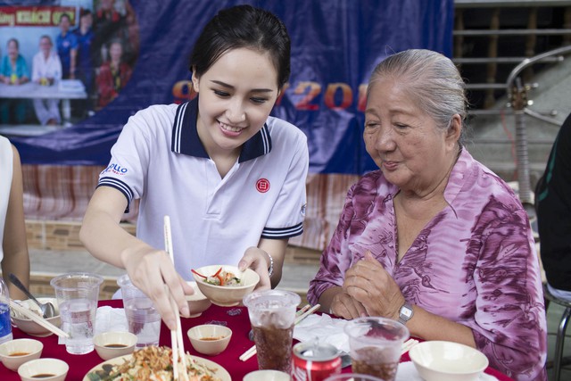 Mai Phương Thúy tự tay chuẩn bị bữa ăn cho các nghệ sĩ già