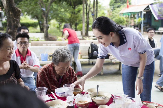 Mai Phương Thúy tự tay chuẩn bị bữa ăn cho các nghệ sĩ già