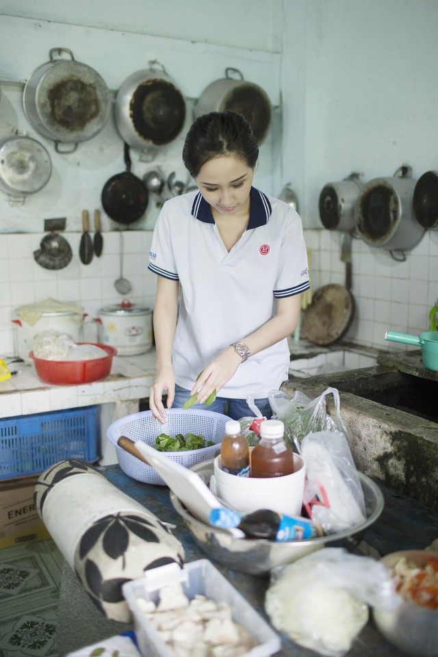 Mai Phương Thúy tự tay chuẩn bị bữa ăn cho các nghệ sĩ già