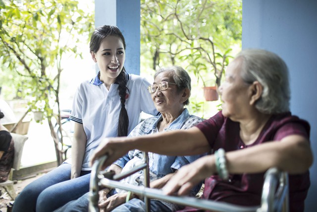 Mai Phương Thúy tự tay chuẩn bị bữa ăn cho các nghệ sĩ già