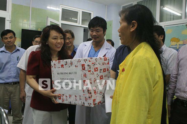 Bộ trưởng Nguyễn Thị Kim Tiến còn trao những suất quà trung thu sớm cho các bé đang nằm điều trị tại đây để động viên tinh thần các bé cũng như người nhà.
