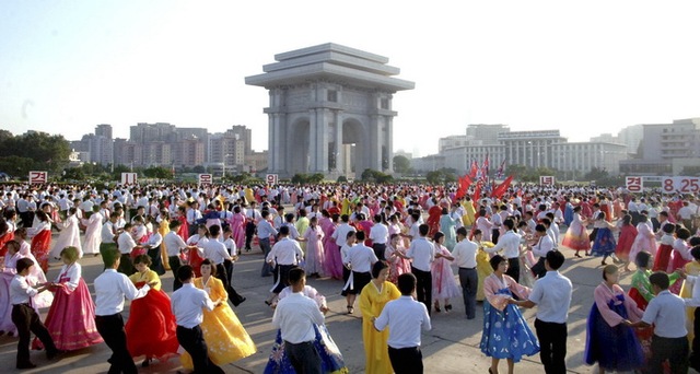  	Sinh viên và thanh niên CHDCND Triều Tiên tham gia vào một cuộc thi nhảy tập thể ở Bình Nhưỡng.