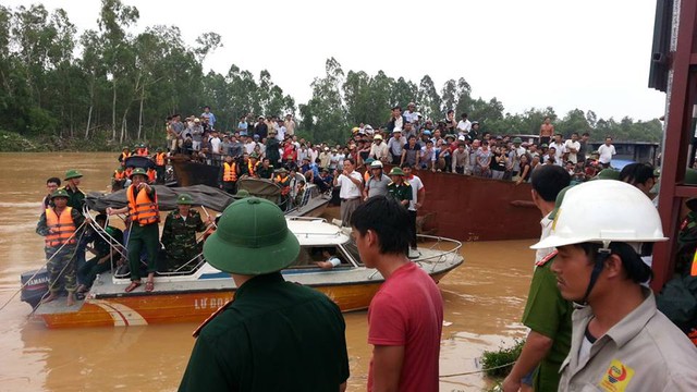 	Lực lượng cứu hộ được huy động để tìm kiếm và trục vớt chiếc xe chở Phó GĐ Sở bị lũ cuốn trôi.