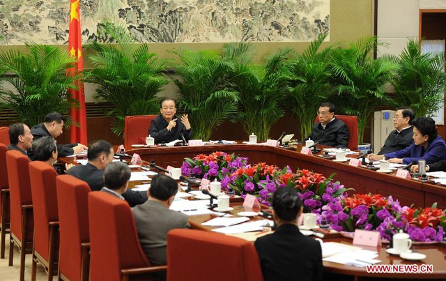  	Phòng họp bên trong Cần Chính Điện, nơi Ủy ban Thường trực Bộ Chính trị Trung Quốc họp bàn. Các chính sách quan trọng nhất của Trung Quốc cũng ra đời tại phòng họp rộng khoảng 100 m2 này.