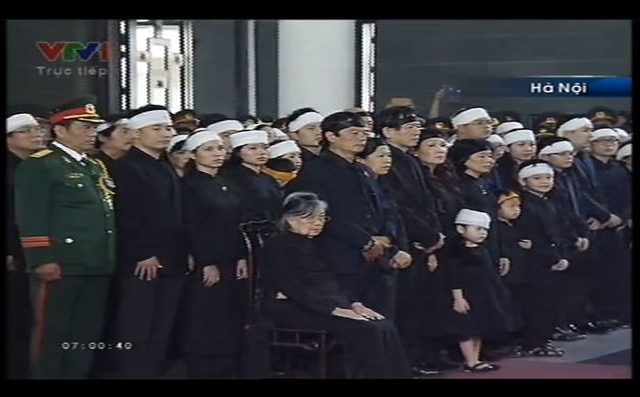 	Phu nhân Đại tướng, bà Đặng Bích Hà cùng thân nhân gia đình Đại tướng tại Lễ truy điệu Đại tướng Võ Nguyên Giáp.