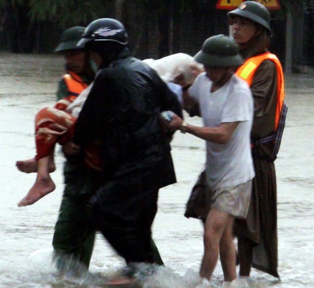 
	Cứu người trong dòng nước lũ. Ảnh Tuổi Trẻ.