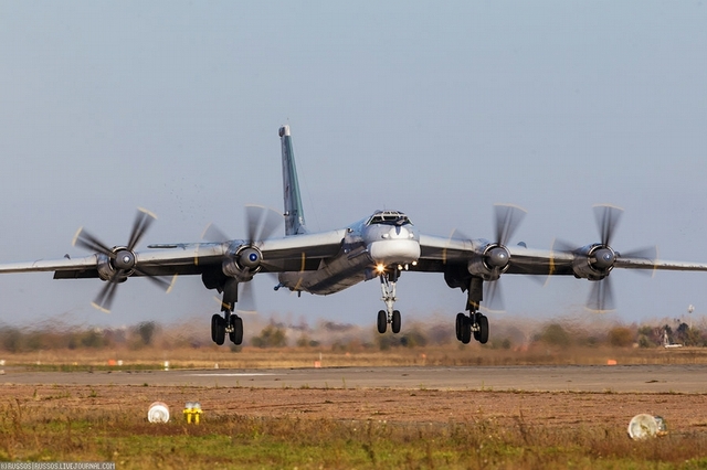 Ngắm dàn máy bay ném bom khủng của Nga tại căn cứ không quân