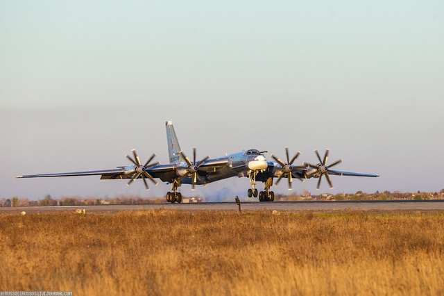 Ngắm dàn máy bay ném bom khủng của Nga tại căn cứ không quân