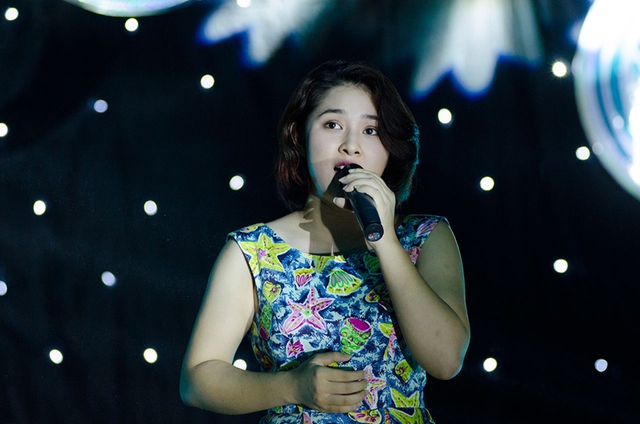 	Bảo Trâm cũng góp tiếng hát của cô trong sự kiện đặc biệt của trường Báo chí.