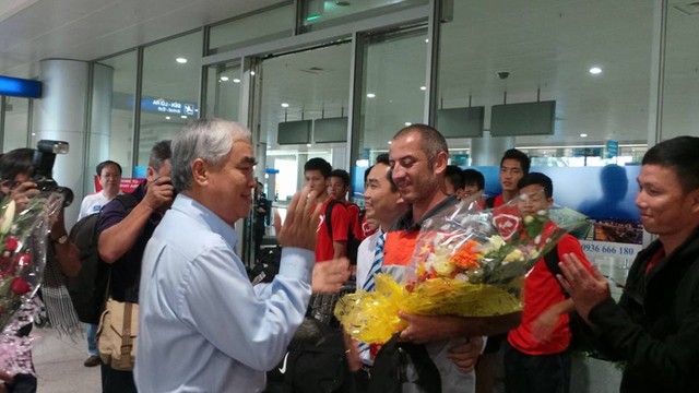 
	Phó chủ tịch VFF Lê Hùng Dũng đón U19 Việt Nam tại sân bay