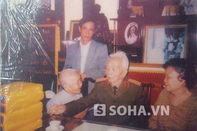 Bức ảnh  cụ Huệ chụp cùng Đại tướng Võ Nguyên Giáp tại nhà riêng Đại tướng