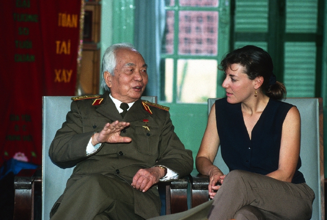 Đại tướng Võ Nguyên Giáp và nữ nhà báo Mỹ Catherine Karnow năm 1994