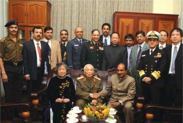  	Bộ trưởng Quốc phòng Ấn Độ A.K Antony trong một cuộc gặp gỡ với Đại tướng Võ Nguyên Giáp tại nhà riêng năm 2007 