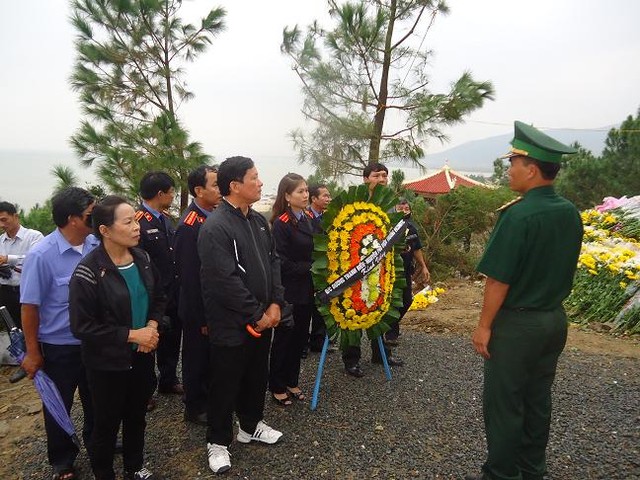 	Đoàn Viện kiểm sát nhân dân tỉnh Quảng Bình do Đồng chí Nguyễn Hữu Tiến- Viện trưởng dẫn đầu đến viếng Đại tướng.