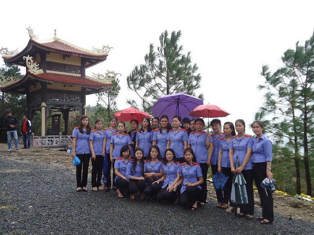 	Đoàn nữ công Viện kiểm sát nhân dân tỉnh Quảng Bình chụp ảnh lưu niệm tại Tháp Chuông- Mũi Rồng, nơi an nghỉ của Đại tướng.