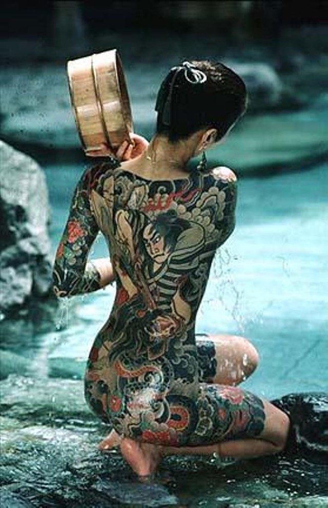  	Những thiếu nữ là thành viên của Yakuza.