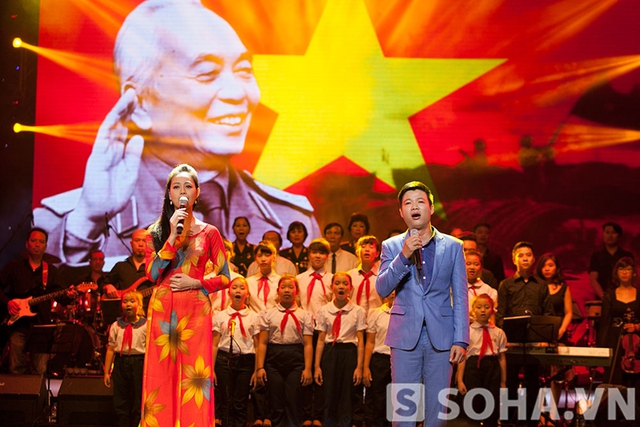 	Ca khúc tưởng nhớ được trình diễn bởi ca sĩ Thắng Lợi - Quỳnh Vân và các em thiếu nhi nhà văn hóa quận Ba Đình.
