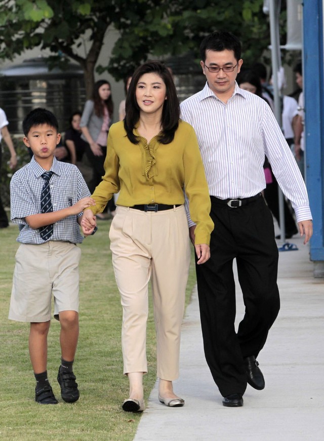  	Nữ thủ tướng Thái Lan bên chồng và con trai.