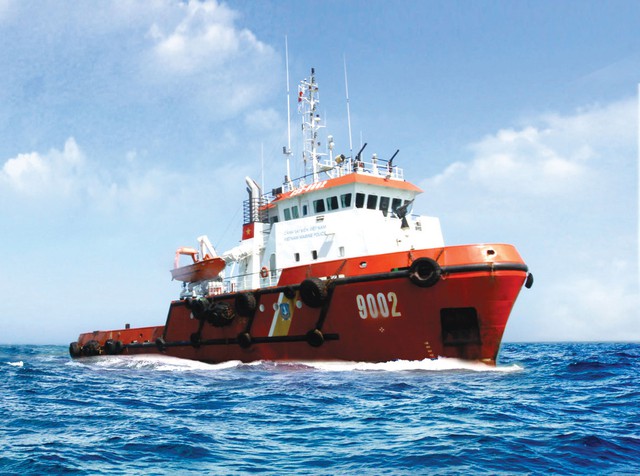 Tàu kéo cứu hộ của cảnh sát biển trên đường tuần tra làm nhiệm vụ