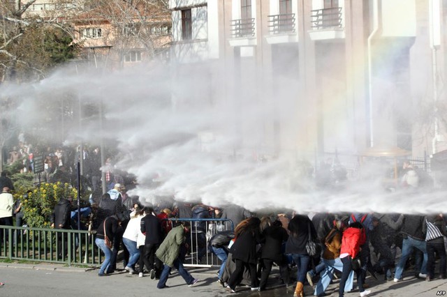 Cảnh sát chống bạo động sử dụng vòi rồng phun nước giải tán người biểu tình bên ngoài trụ sở Hội đồng bầu cử tối cao ở Ankara, Thổ Nhĩ Kỳ.
