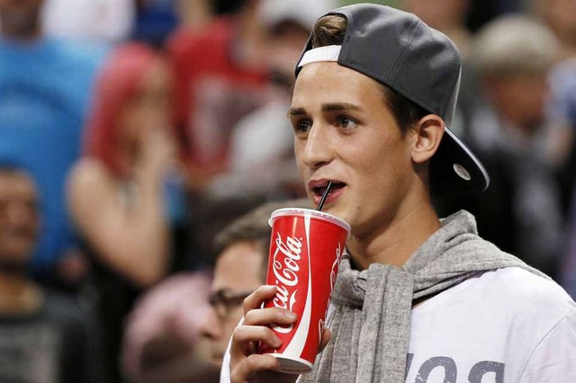 Januzaj uống coca khi đi xem một sự kiện thể thao